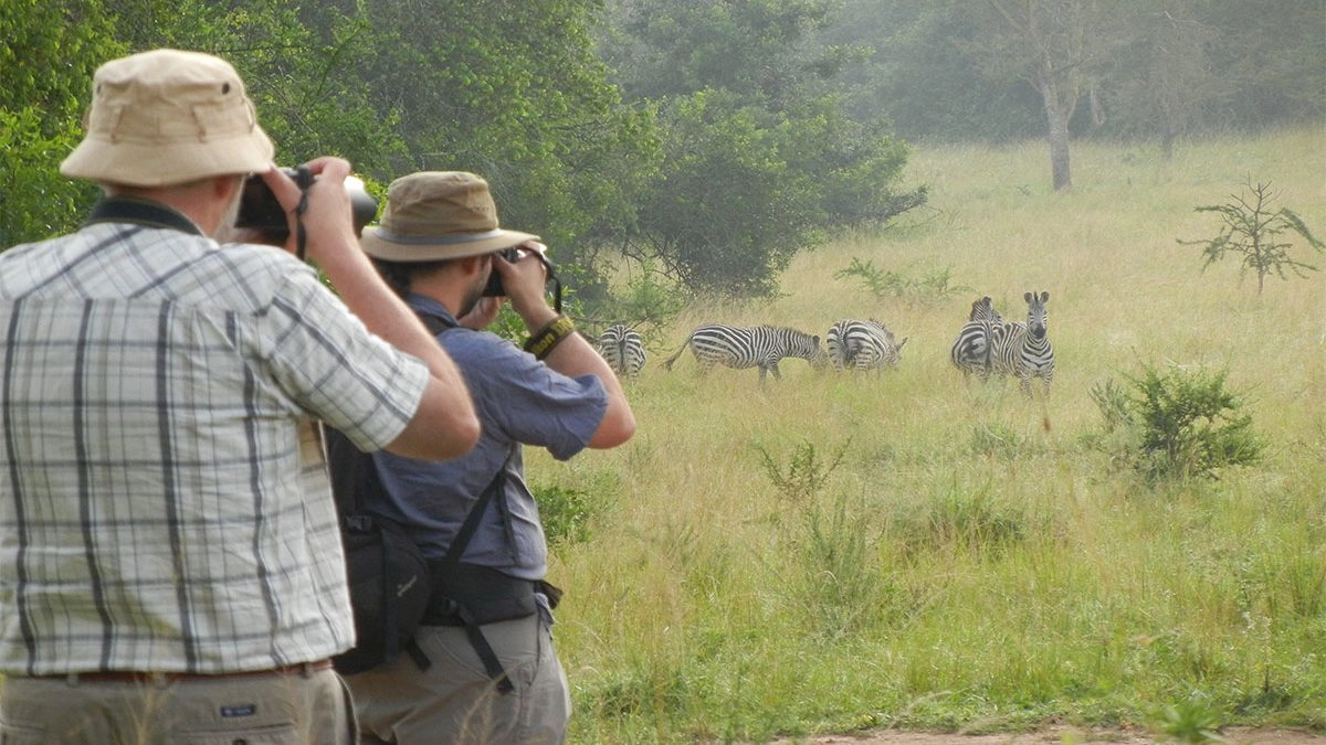 WalkingsafarisinLkaeMburoNationalparkx